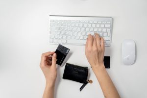 Bezpieczne zakupy kosmetyczne online - sprawdź, na co zwrócić uwagę
